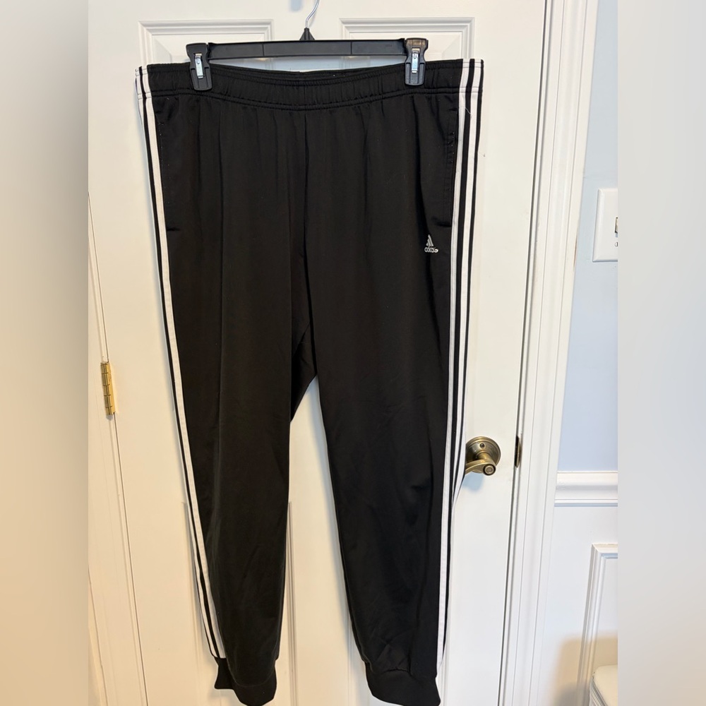 Addias men’s 2XL athletic pants. Blk w/triple white stripes.Side pockets.Cuffed